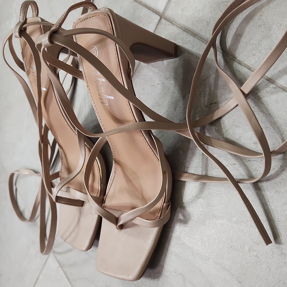 Pretty square toe, strappy, lace up sandals in nude/beige. Very good condition! - Picture 2 of 8